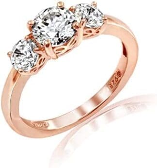 Amazon Collection Anillo redondo de 3 piedras de plata de ley chapado en oro o platino de fabricado con circonita cúbica de Infinite Elements