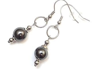 Pendientes de acero inoxidable para mujer con anillos y cuentas de hematita negra.