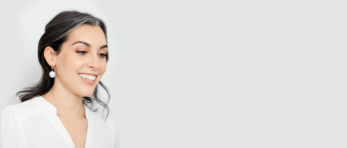 Mujer joven con pendientes de perlas cultivadas Secret &amp; You